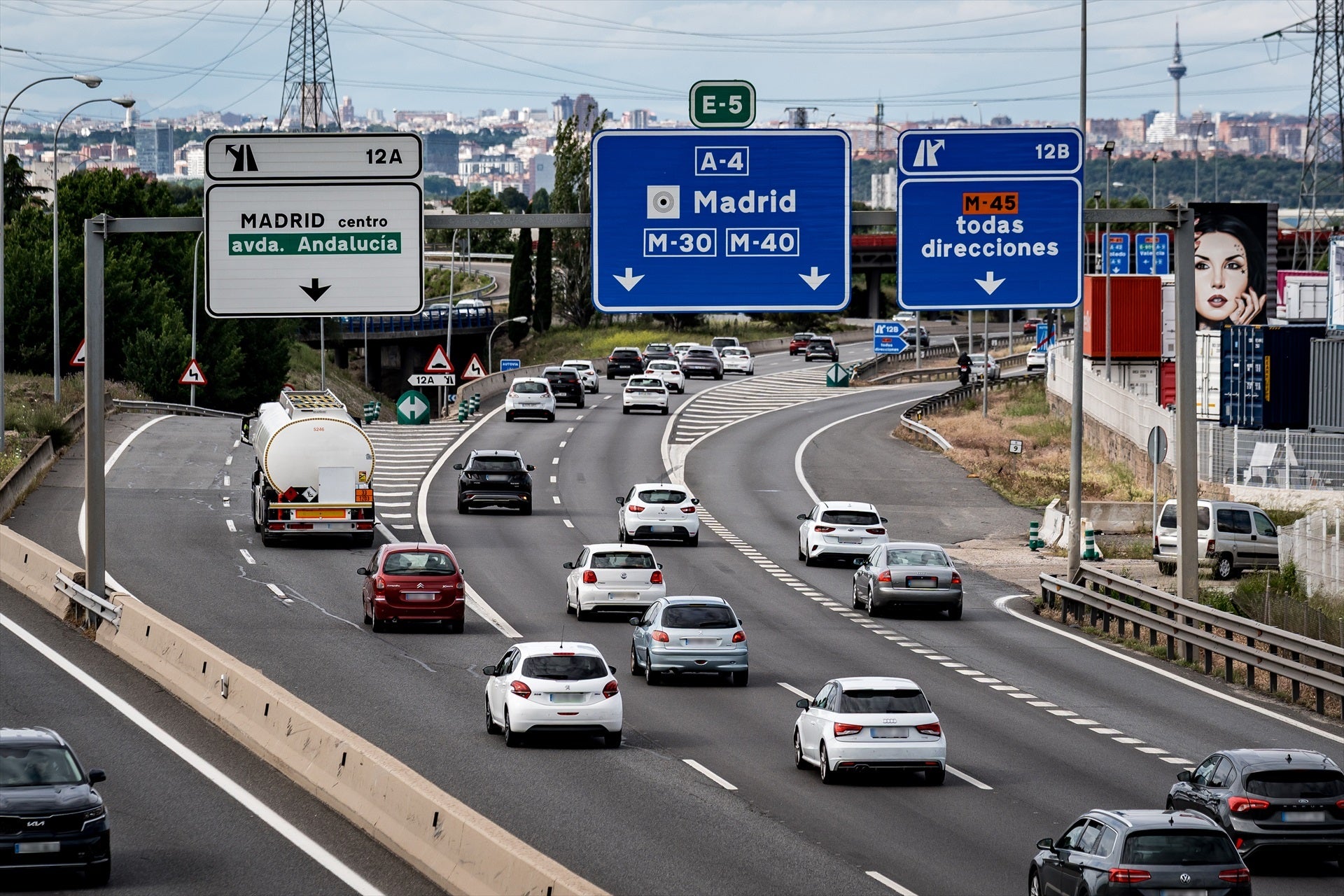 Arranca la Operación Verano de la DGT: más de cien millones de desplazamientos con obras y la baliza v-16 como protagonista Arranca la Operación Verano de la DGT: más de cien millones de desplazamientos con obras y la baliza v-16 como protagonista