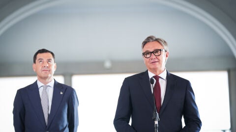 El portavoz del grupo parlamentario Vox en Andaluc&iacute;a, Manuel Gavira, junto al presidente en funciones de la Junta y candidato del PP-A a la reelecci&oacute;n, Juanma Moreno