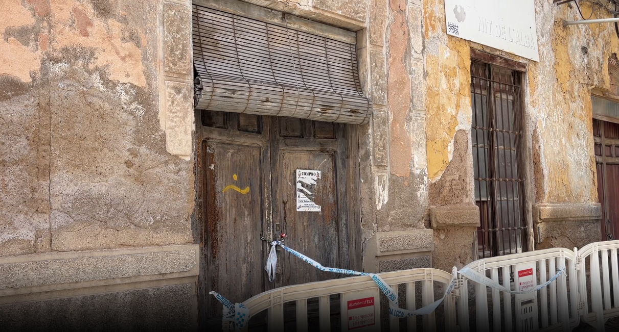 El PSOE de Elche avisa del peligro para los peatones de dos viviendas abandonadas en la calle Reina Victoria El PSOE de Elche avisa del peligro para los peatones de dos viviendas abandonadas en la calle Reina Victoria
