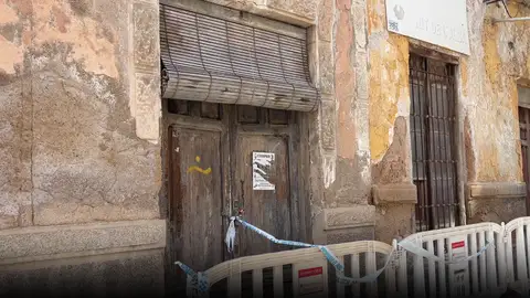 El PSOE de Elche avisa del peligro para los viandantes que suponen estas dos viviendas abandonadas. El PSOE de Elche avisa del peligro para los viandantes que suponen estas dos viviendas abandonadas.