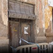 El PSOE de Elche avisa del peligro para los viandantes que suponen estas dos viviendas abandonadas.