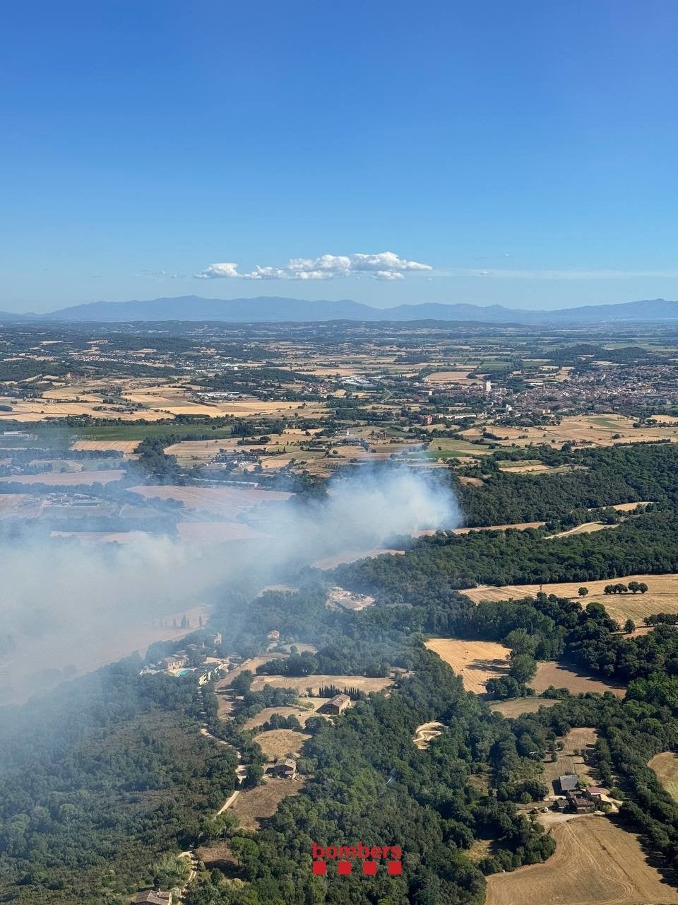 Confinados 150 niños de una casa de colonias por un incendio en la Bisbal d´Empordà, en Girona Confinados 150 niños de una casa de colonias por un incendio en la Bisbal d´Empordà, en Girona