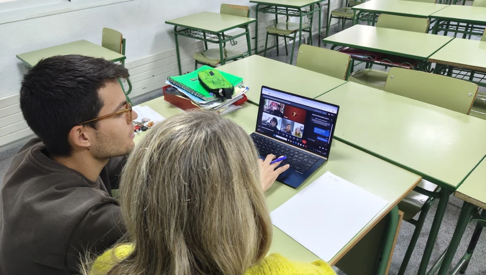 Algunas de las sesiones de trabajo de los estudiantes que han participado en el proyecto Algunas de las sesiones de trabajo de los estudiantes que han participado en el proyecto