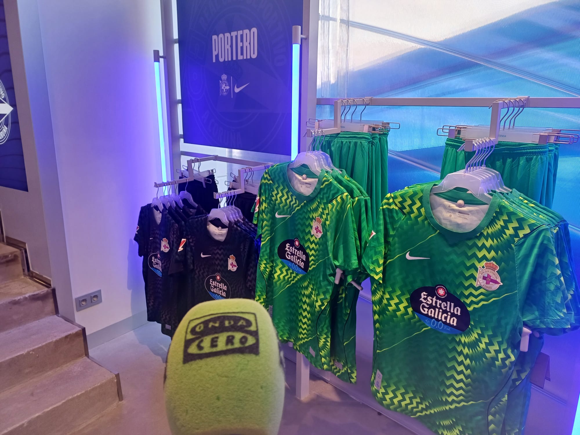 Las Deportiendas ya venden las camisetas de NIKE y Luís Chacón vestirá la camiseta del Valladolid, tras firmar por cinco temporadas Las Deportiendas ya venden las camisetas de NIKE y Luís Chacón vestirá la camiseta del Valladolid, tras firmar por cinco temporadas