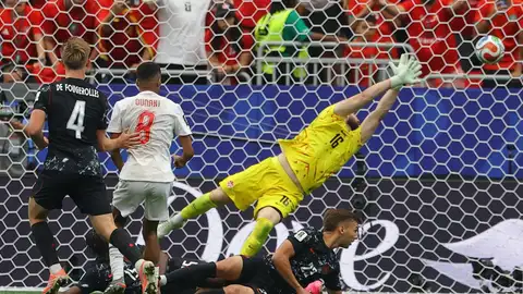 El jugador marroquí Ouhani marca su segundo gol. El jugador marroquí Ouhani marca su segundo gol.
