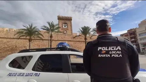 Imagen de archivo de un agente de la Policía Local de Santa Pola. Imagen de archivo de un agente de la Policía Local de Santa Pola.