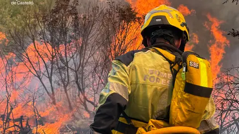 El incendio forestal de Soneja evoluciona negativamente y obliga a desalojar a 500 vecinos de Azuébar El incendio forestal de Soneja evoluciona negativamente y obliga a desalojar a 500 vecinos de Azuébar