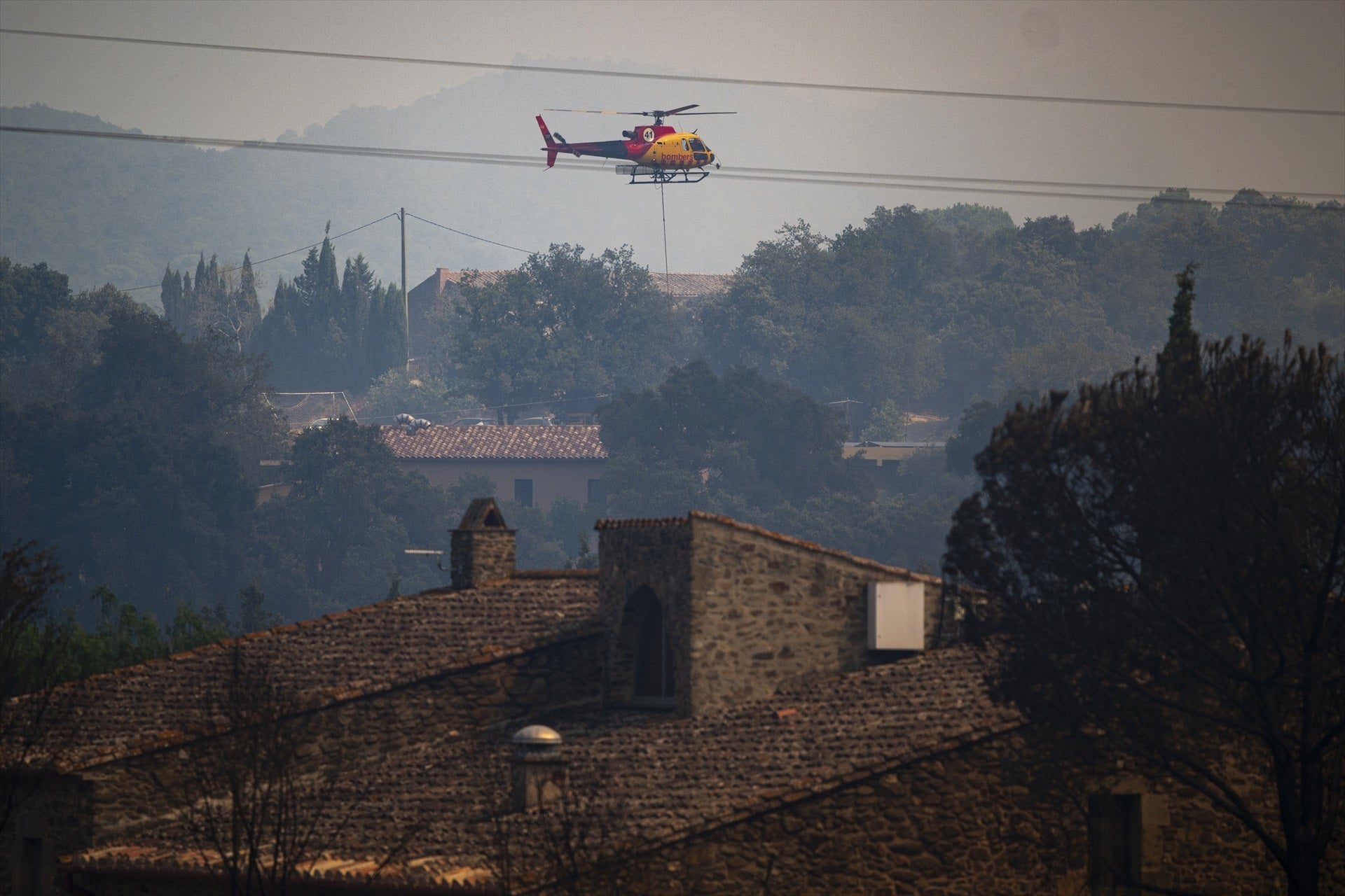 Imagen de archivo de un helicóptero en la zona del incendio de la Bisbal d'Empordà (Girona) Imagen de archivo de un helicóptero en la zona del incendio de la Bisbal d'Empordà (Girona)
