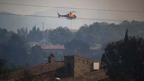 Imagen de archivo de un helicóptero en la zona del incendio de la Bisbal d'Empordà (Girona) Imagen de archivo de un helicóptero en la zona del incendio de la Bisbal d'Empordà (Girona)