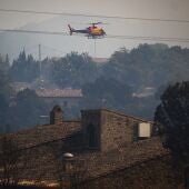Imagen de archivo de un helicóptero en la zona del incendio de la Bisbal d'Empordà (Girona)
