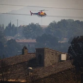 Imagen de archivo de un helicóptero en la zona del incendio de la Bisbal d'Empordà (Girona) Imagen de archivo de un helicóptero en la zona del incendio de la Bisbal d'Empordà (Girona)
