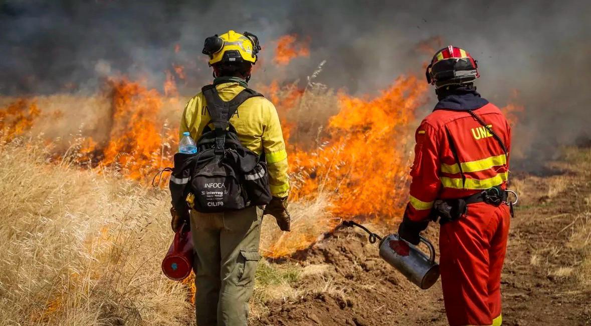 Pedro Sánchez pide prudencia ante la ola de calor mientras la UME refuerza el incendio de Soneja en Castellón Pedro Sánchez pide prudencia ante la ola de calor mientras la UME refuerza el incendio de Soneja en Castellón