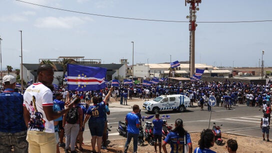 Una multitud recibe a la selección de Cabo Verde a su llegada al aeropuerto