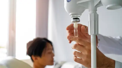 Un paciente recibe quimioterapia Un paciente recibe quimioterapia