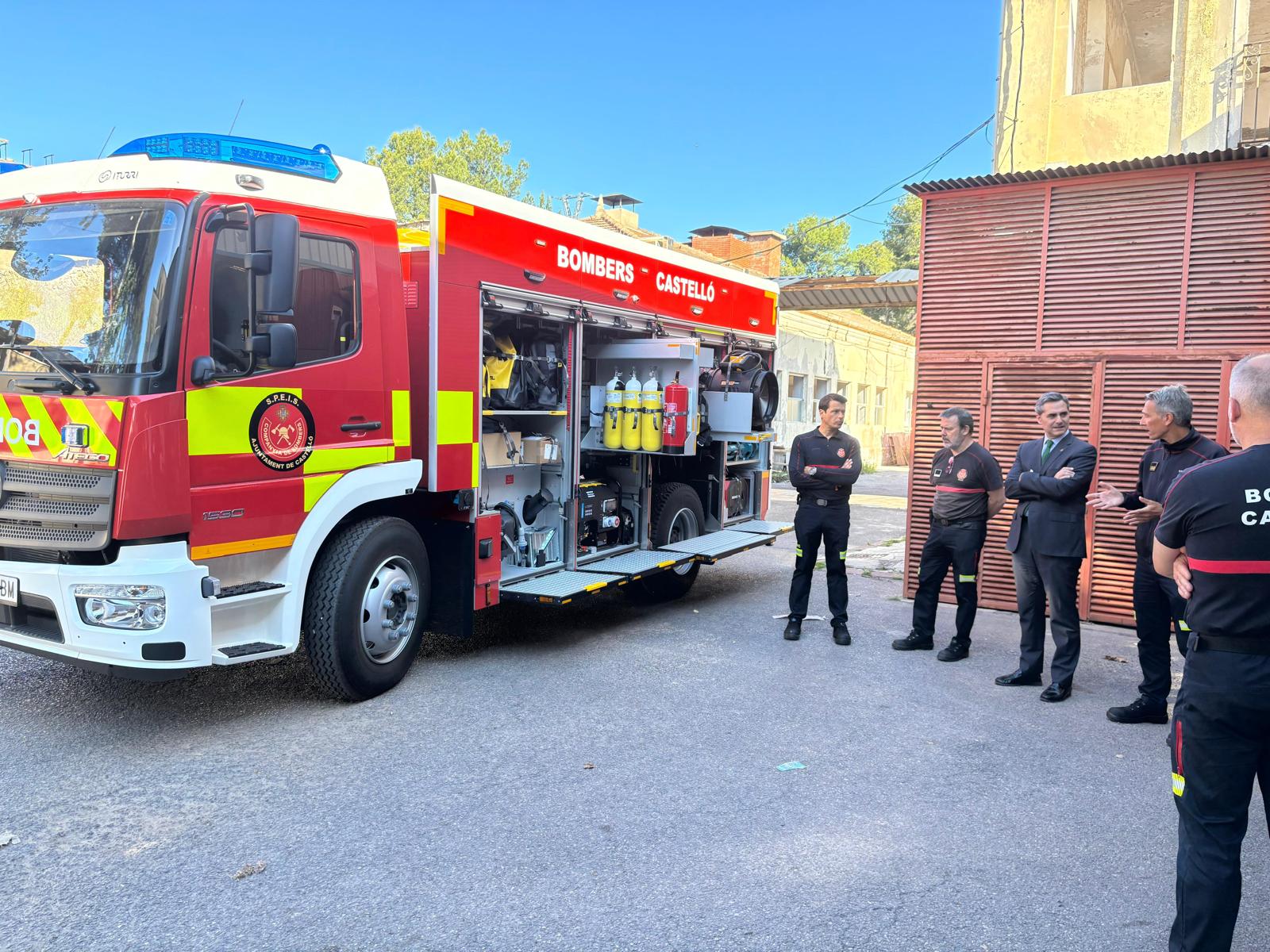 Castellón moviliza diez bomberos y tres vehículos para apoyar la extinción del incendio forestal de Soneja Castellón moviliza diez bomberos y tres vehículos para apoyar la extinción del incendio forestal de Soneja