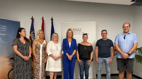 La Consellera de treball, Catalina Cabrer, con representantes sindicales en la firma del acuerdo de la carrera profesional. La Consellera de treball, Catalina Cabrer, con representantes sindicales en la firma del acuerdo de la carrera profesional.
