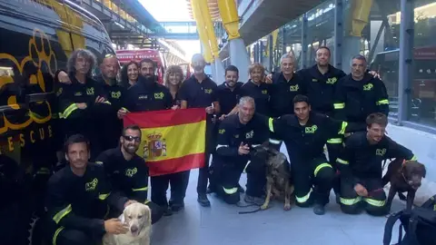Voluntarios de la ONG Intervención, Ayuda y Emergencias tras su misión de rescate en Venezuela. Voluntarios de la ONG Intervención, Ayuda y Emergencias tras su misión de rescate en Venezuela.