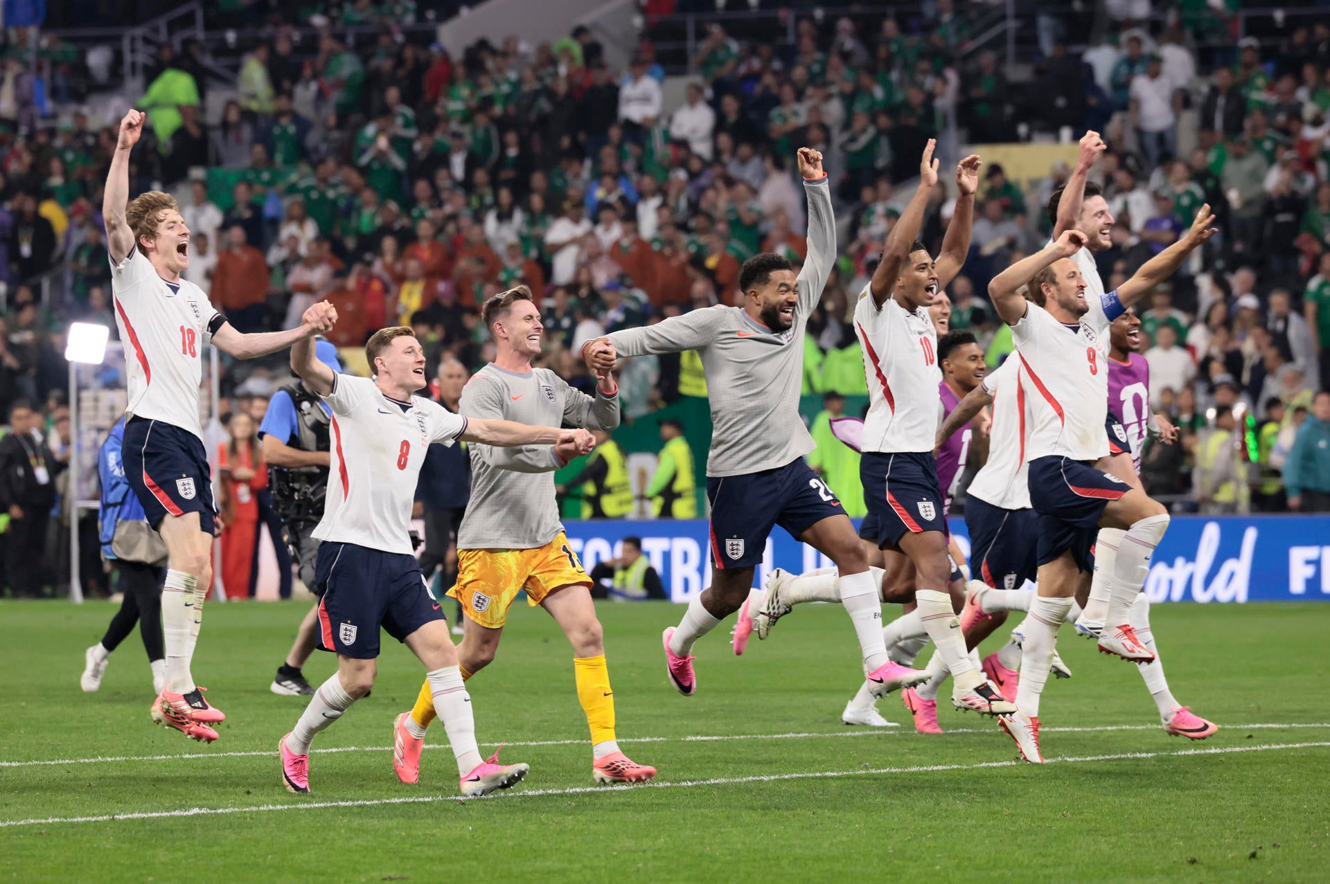 Jugadores de Inglaterra celebran el pase a cuartos de final del Mundial tras eliminar a México. Jugadores de Inglaterra celebran el pase a cuartos de final del Mundial tras eliminar a México.
