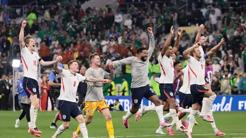 Jugadores de Inglaterra celebran el pase a cuartos de final del Mundial tras eliminar a México. Jugadores de Inglaterra celebran el pase a cuartos de final del Mundial tras eliminar a México.
