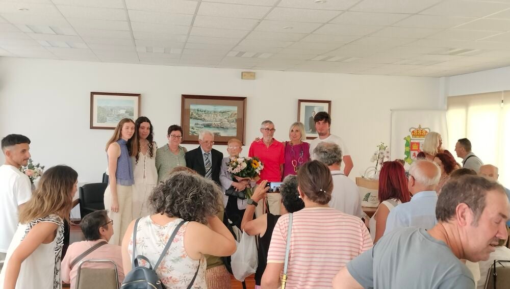 Los homenajeados posando con la familia.