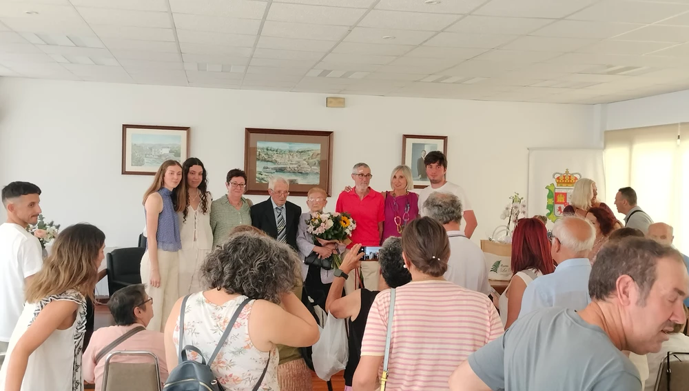 Los homenajeados posando con la familia. Los homenajeados posando con la familia.