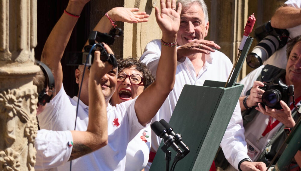 lint Jean Louis Fernández y Araceli Sergio Aguilera prenden la mecha en representación de la Subdirección de Urgencias de Navarra del Chupinazo de San Fermín 2026/Eduardo Sanz / Europa Press