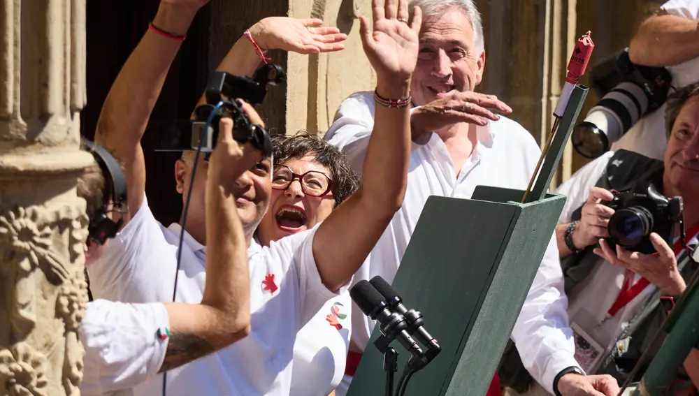 lint Jean Louis Fernández y Araceli Sergio Aguilera prenden la mecha en representación de la Subdirección de Urgencias de Navarra del Chupinazo de San Fermín 2026/Eduardo Sanz / Europa Press lint Jean Louis Fernández y Araceli Sergio Aguilera prenden la mecha en representación de la Subdirección de Urgencias de Navarra del Chupinazo de San Fermín 2026/Eduardo Sanz / Europa Press