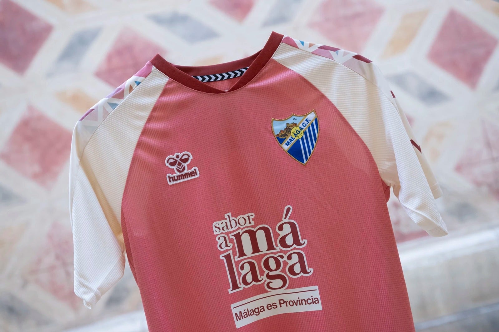 El rosa, protagonista en la segunda camiseta del Málaga CF El rosa, protagonista en la segunda camiseta del Málaga CF