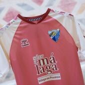 El rosa, protagonista en la segunda camiseta del Málaga CF