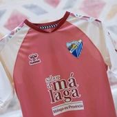 El rosa, protagonista en la segunda camiseta del Málaga CF El rosa, protagonista en la segunda camiseta del Málaga CF