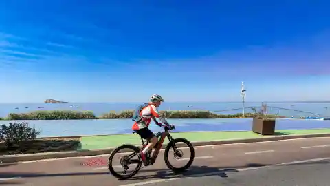 Benidorm recibe el sello ‘Más Bici’ de La Vuelta por su apuesta por la movilidad sostenible y la promoción del ciclismo en el día a día Benidorm recibe el sello ‘Más Bici’ de La Vuelta por su apuesta por la movilidad sostenible y la promoción del ciclismo en el día a día