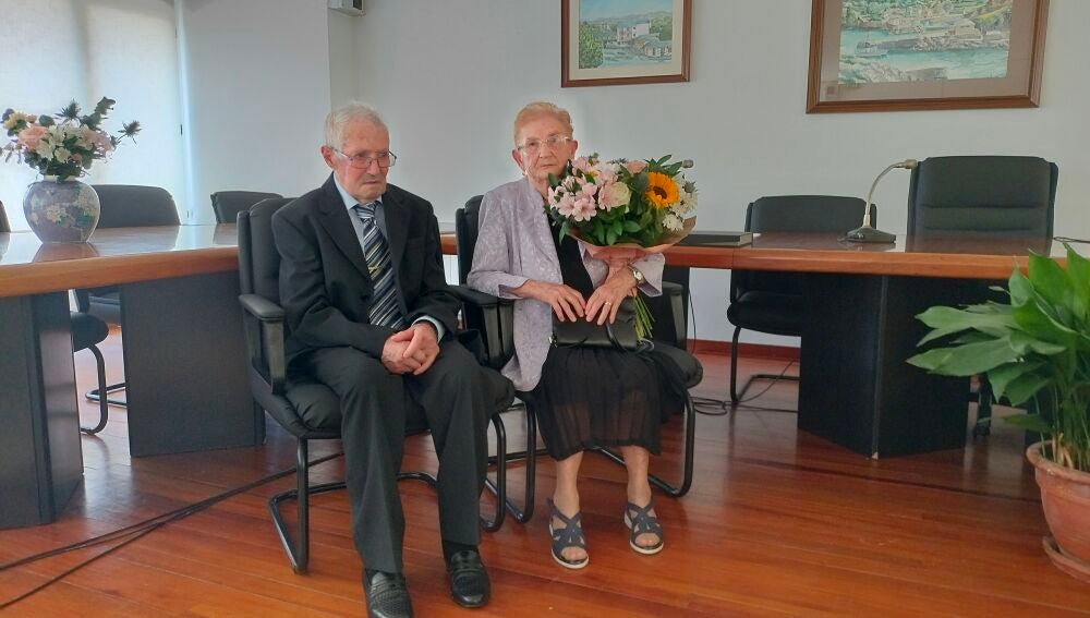 María Olguita Diaz y Alberto Pérez, recibiendo los detalles del homenaje. 