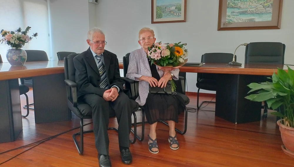 María Olguita Diaz y Alberto Pérez, recibiendo los detalles del homenaje. María Olguita Diaz y Alberto Pérez, recibiendo los detalles del homenaje.