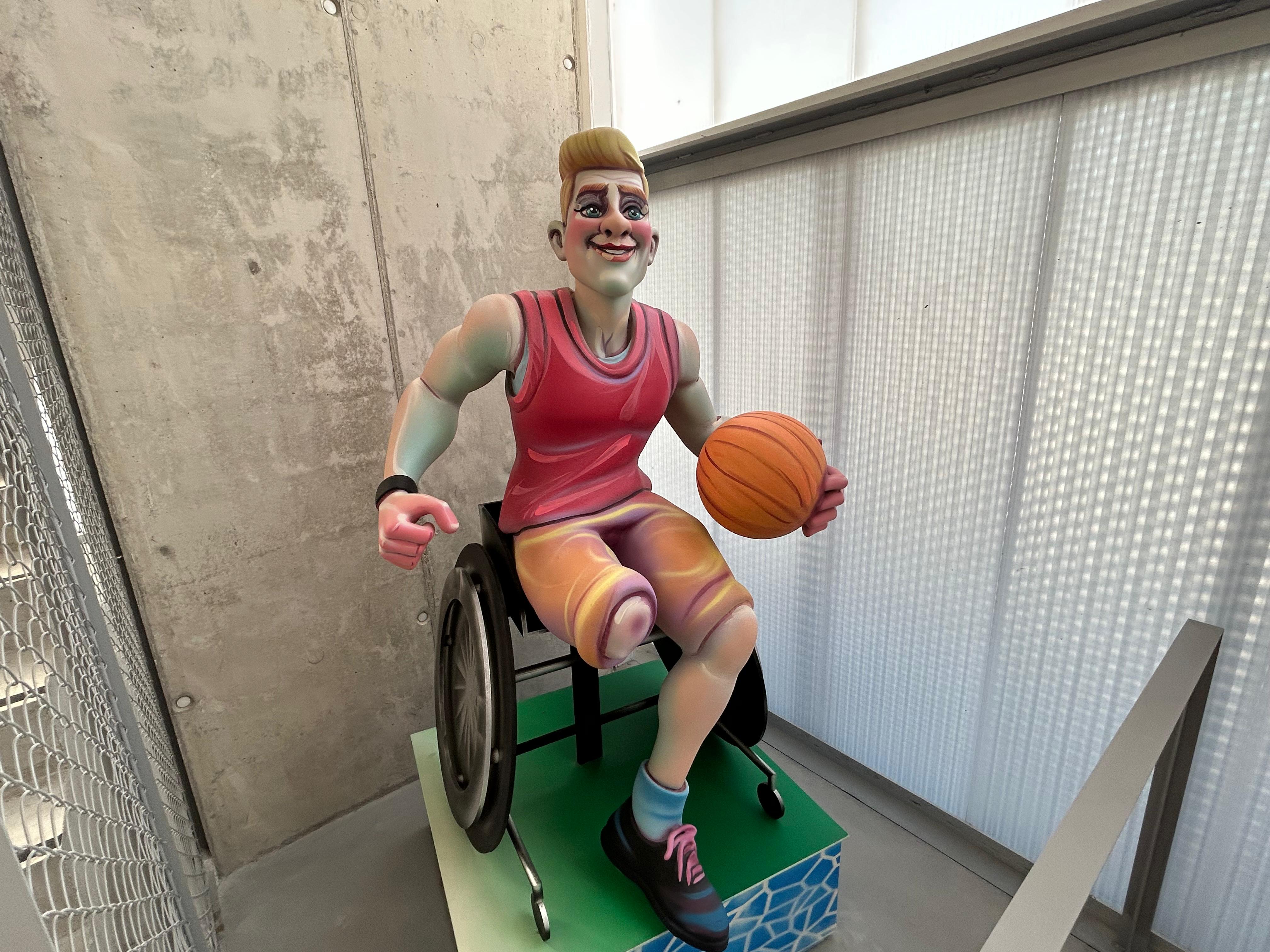 El ninot indultado en la Hoguera del Raval se convierte en la figura del deporte inclusivo en Elche El ninot indultado en la Hoguera del Raval se convierte en la figura del deporte inclusivo en Elche