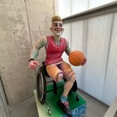 Ninot indultado de la Hoguera de San Juan del Raval dedicada a la Capital Mediterránea del Deporte.