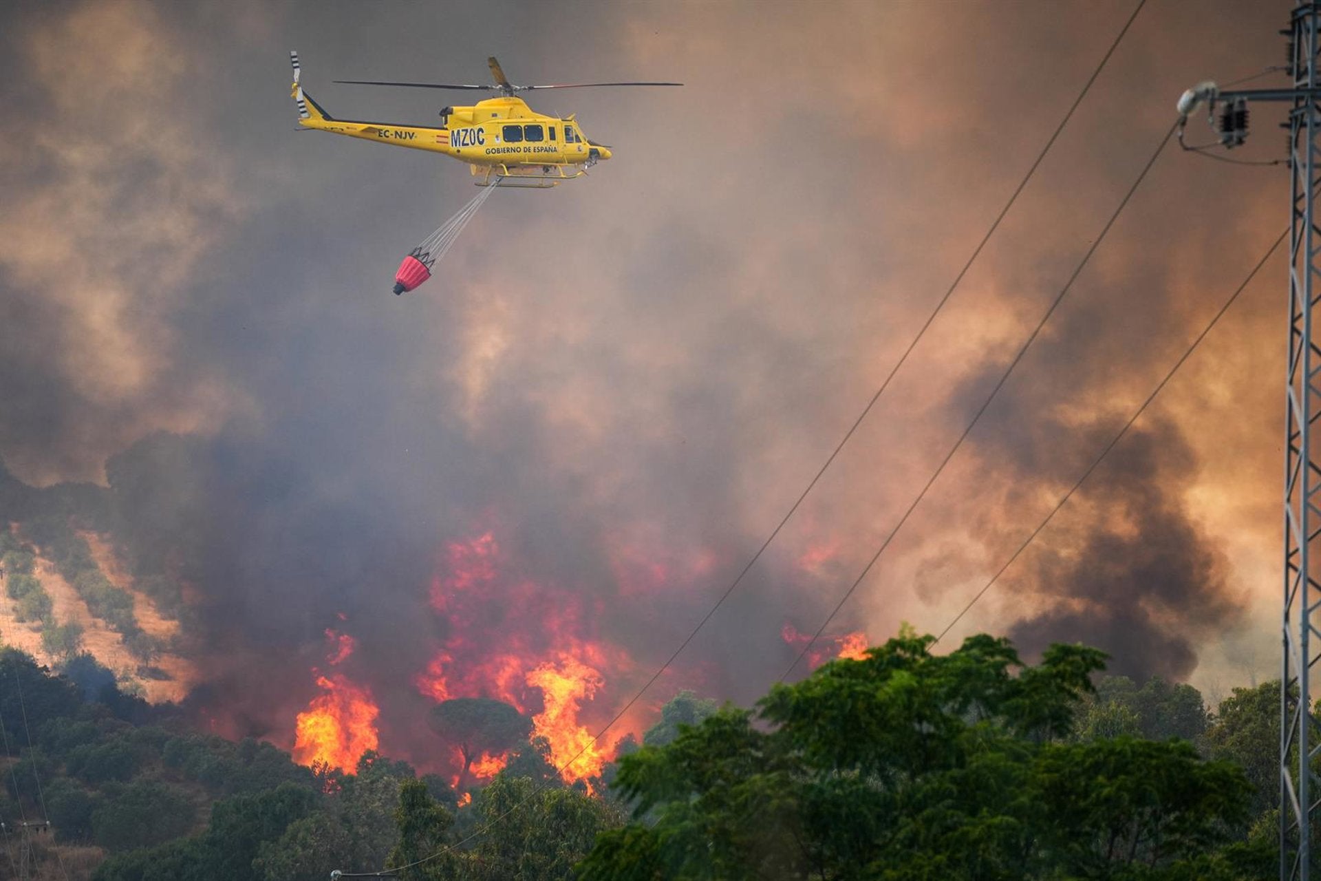 Controlado el incendio forestal en Beas de Granada tras movilizar ocho medios aéreos y 68 efectivos del Plan Infoca Controlado el incendio forestal en Beas de Granada tras movilizar ocho medios aéreos y 68 efectivos del Plan Infoca