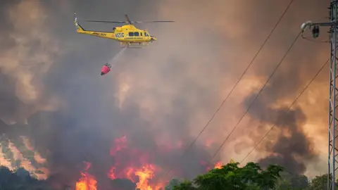 Un helicóptero del Infoca trabajando en un incendio forestal Un helicóptero del Infoca trabajando en un incendio forestal