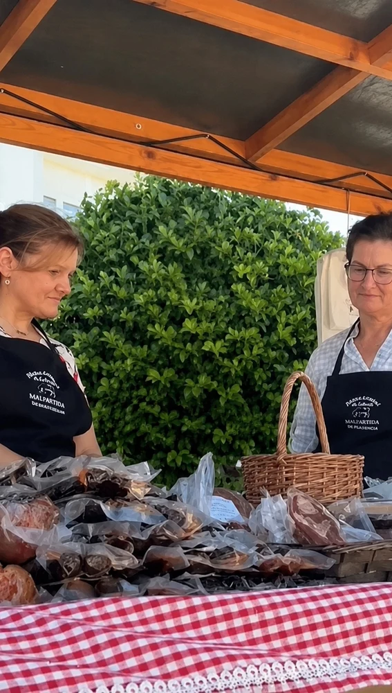 Las socias de Charcutería Lebredo con gran parte de sus productos en la feria. Las socias de Charcutería Lebredo con gran parte de sus productos en la feria.