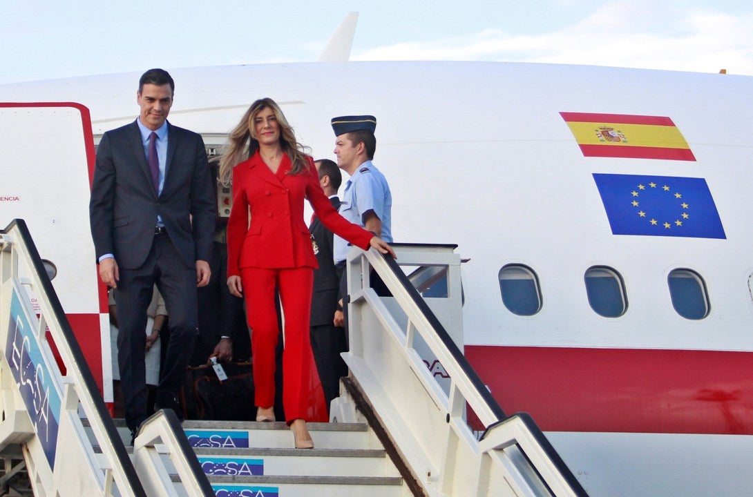 Imagen de archivo del presidente del Gobierno, Pedro Sánchez (i), y su esposa, Begoña Gómez (d), descienden de un avión durante un viaje oficial. Imagen de archivo del presidente del Gobierno, Pedro Sánchez (i), y su esposa, Begoña Gómez (d), descienden de un avión durante un viaje oficial.
