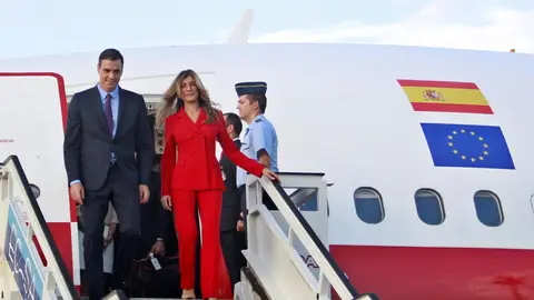 Imagen de archivo del presidente del Gobierno, Pedro Sánchez (i), y su esposa, Begoña Gómez (d), descienden de un avión durante un viaje oficial. Imagen de archivo del presidente del Gobierno, Pedro Sánchez (i), y su esposa, Begoña Gómez (d), descienden de un avión durante un viaje oficial./ EFE/Yander Zamora