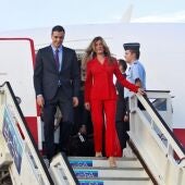 Imagen de archivo del presidente del Gobierno, Pedro Sánchez (i), y su esposa, Begoña Gómez (d), descienden de un avión durante un viaje oficial./ EFE/Yander Zamora