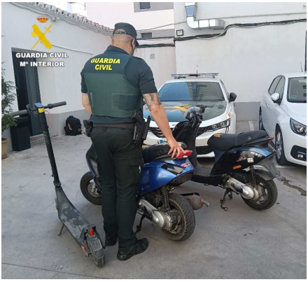 La Guardia Civil desarticula un grupo dedicado al hurto de ciclomotores y detiene a cuatro jóvenes, dos ellos menores La Guardia Civil desarticula un grupo dedicado al hurto de ciclomotores y detiene a cuatro jóvenes, dos ellos menores