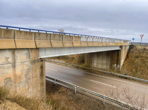 Comienzan el acondicionamiento del paso superior de la N-240 en el acceso a Velillas Comienzan el acondicionamiento del paso superior de la N-240 en el acceso a Velillas
