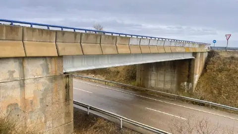 Comienzan el acondicionamiento del paso superior de la N-240 en el acceso a Velillas Comienzan el acondicionamiento del paso superior de la N-240 en el acceso a Velillas