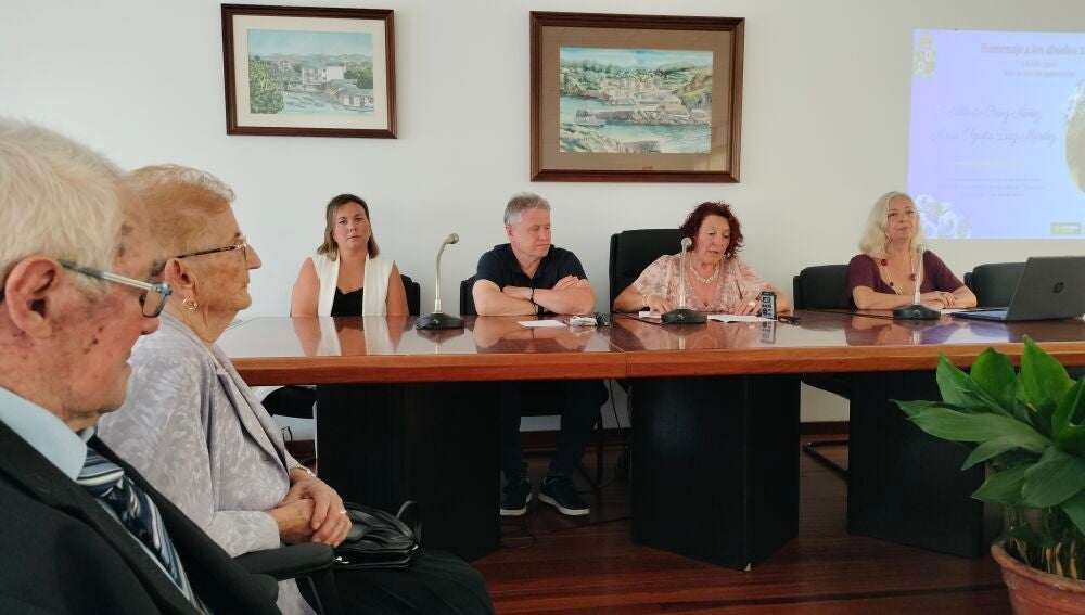 Momento del acto de reconocimiento a los abuelos de Narcenatur.