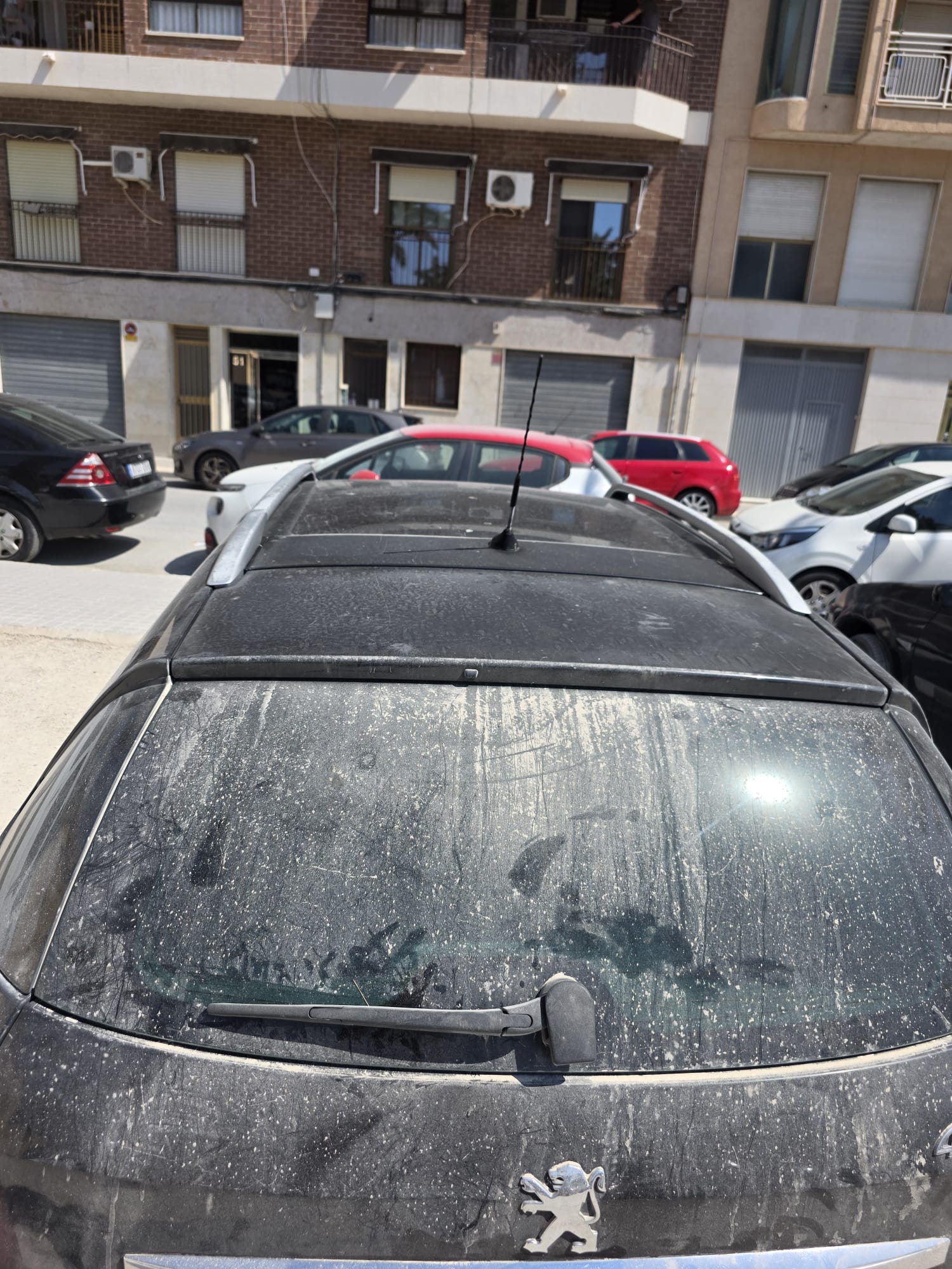Crece en Elche el malestar vecinal por el polvo de un aparcamiento de la calle Blas Orts Sánchez Crece en Elche el malestar vecinal por el polvo de un aparcamiento de la calle Blas Orts Sánchez