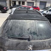 Vehículo con polvo acumulado en el aparcamiento de la calle Blas Orts Sánchez de Elche.