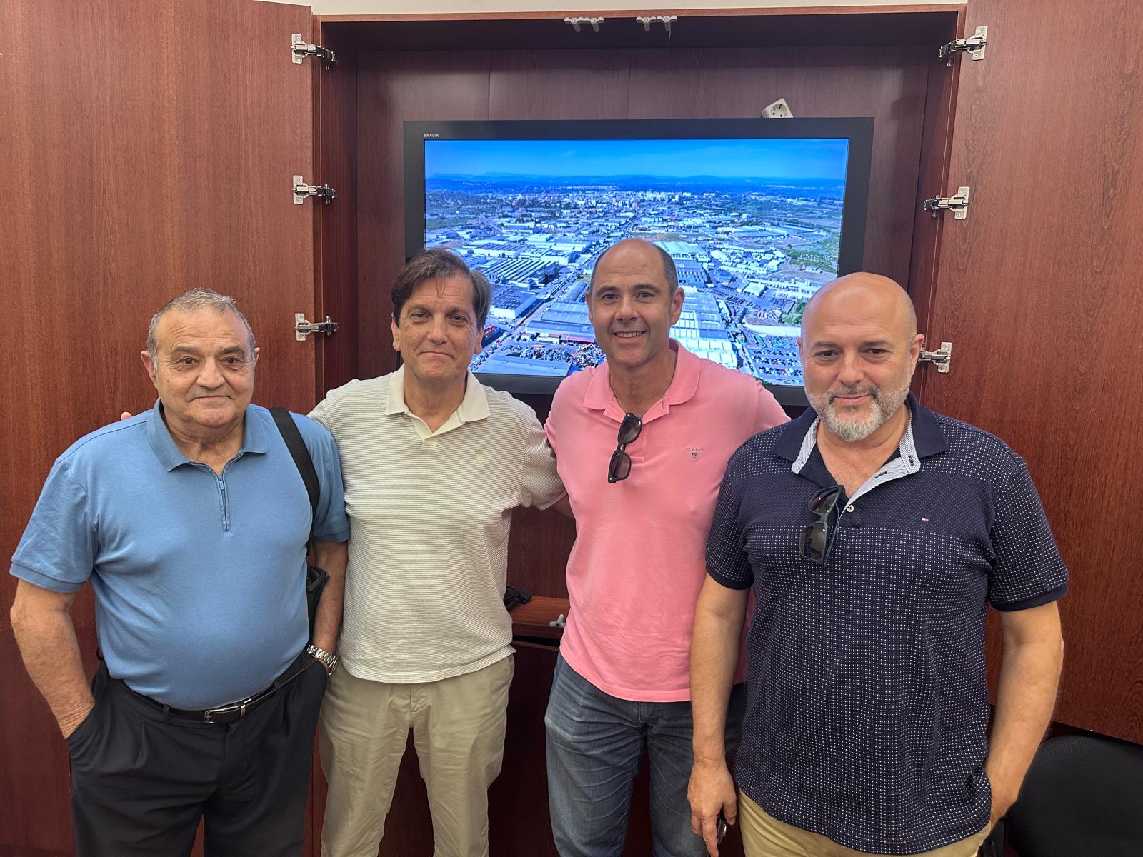 Empresarios, Ayuntamiento y Diputación llegan a un acuerdo para urbanizar el poligono de la carretera de Albalat en Alzira Empresarios, Ayuntamiento y Diputación llegan a un acuerdo para urbanizar el poligono de la carretera de Albalat en Alzira