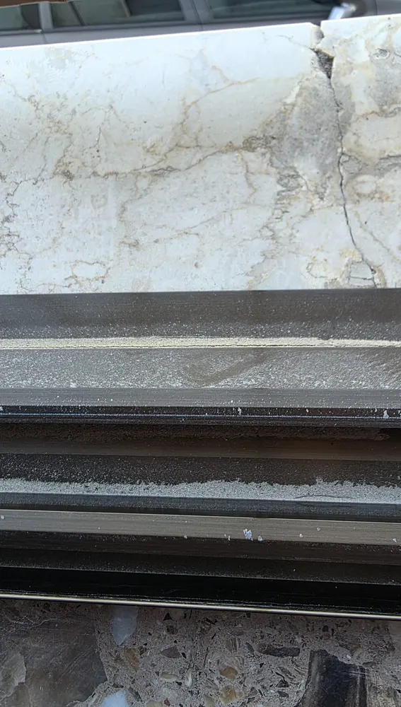 Polvo de arena acumulado en el rail de una ventana de una vivienda de la calle Blas Orts Sánchez. Polvo de arena acumulado en el rail de una ventana de una vivienda de la calle Blas Orts Sánchez.