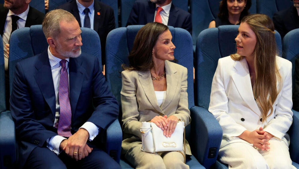  El rey Felipe VI y la reina Letizia acompañan a la infanta Sofía